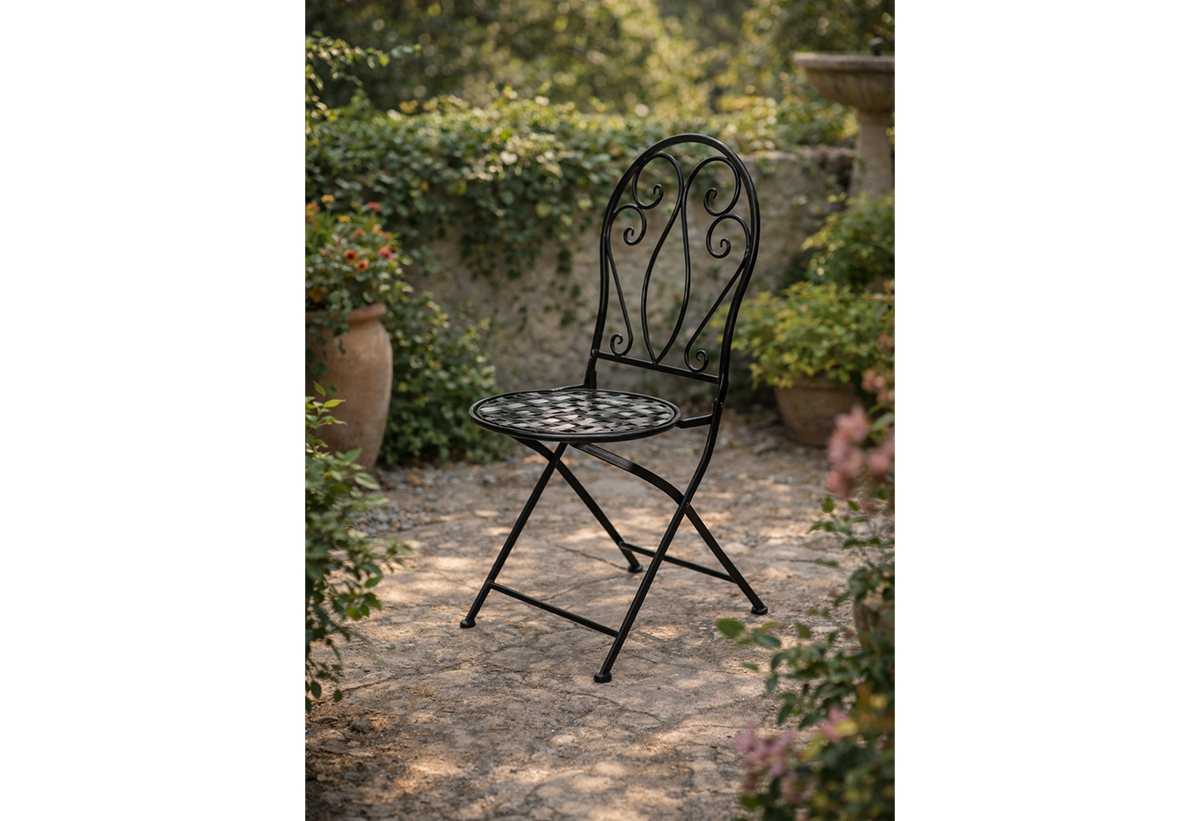 Απεικονίζεται η καρέκλα σε κήπο.